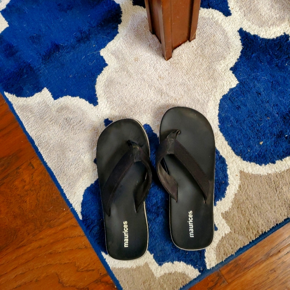 Womens black flip flops, size 6 to 6.5